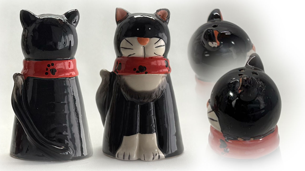 黒猫のソルト&ペッパー入れ