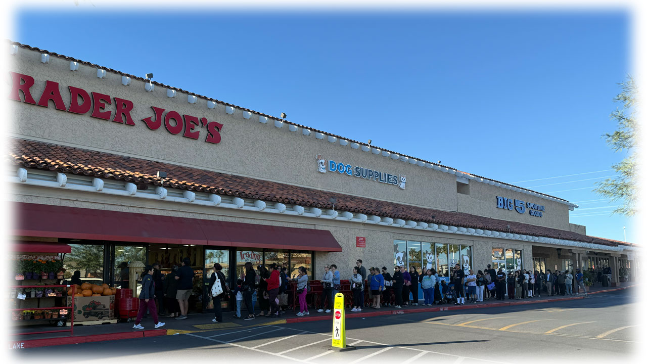 TRADER JOE’S トートバッグを待つ列